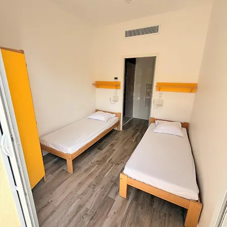 Caravelle 60 Hostel Antibes